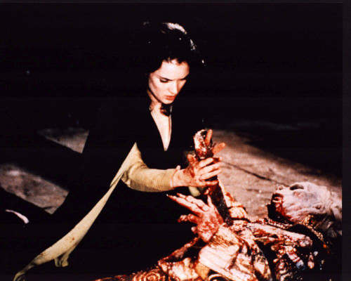 Winona Ryder With Corpse In Bram Stoker'S Dracula Photo Print