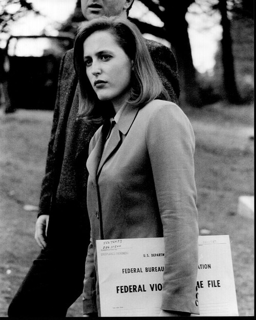 Gillian Anderson Carrying Files In The X-Files Black And White Photo Print