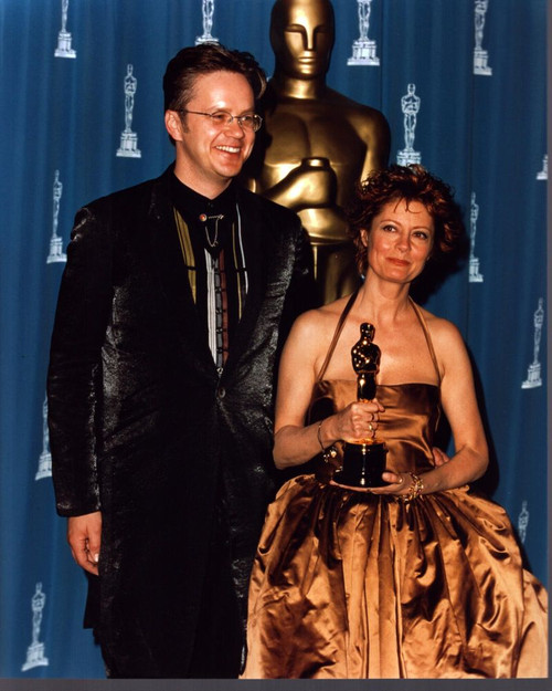 Tim Robbins And Susan Sarandon Holding Award Photo Print