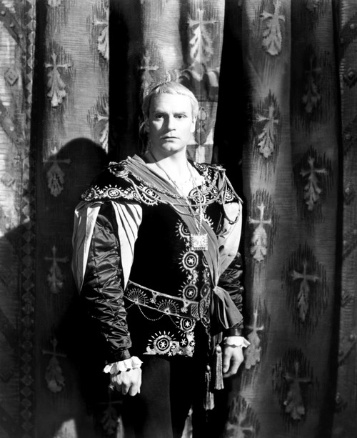 Hamlet Laurence Olivier 1948 Photo Print - Item # VAREVCMBDHAMLEC079H