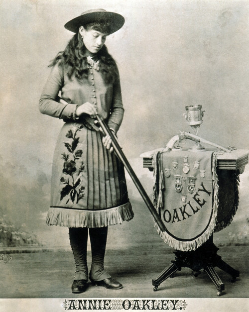 女性情報誌 vintage an.an no.39 Annie Oakley (1860-1926). /Ncabinet Photograph, C1890. Poster