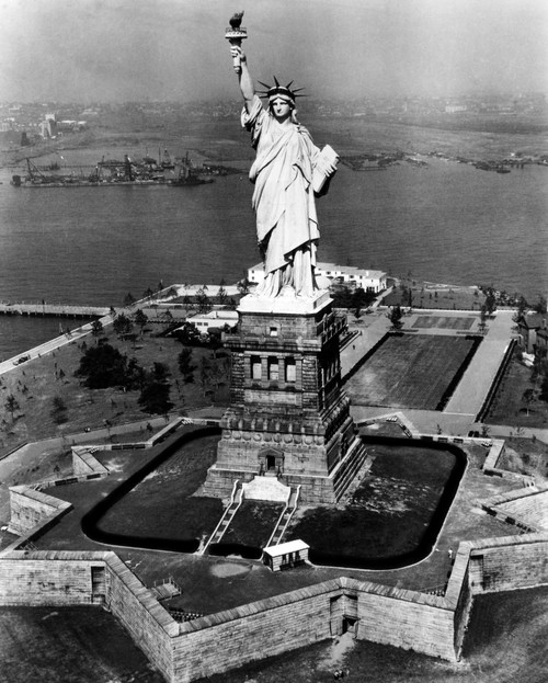 The Statue Of Liberty History - Item # VAREVCHBDNEYOCS050 - Posterazzi