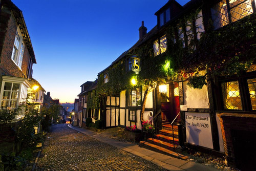 Mermaid Inn Rye Sign Picturesque cobbled street outside the historic Mermaid Inn in Rye ...