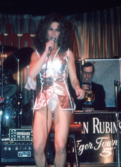 U menga oyoqlarini yalashimga ruxsat berdi