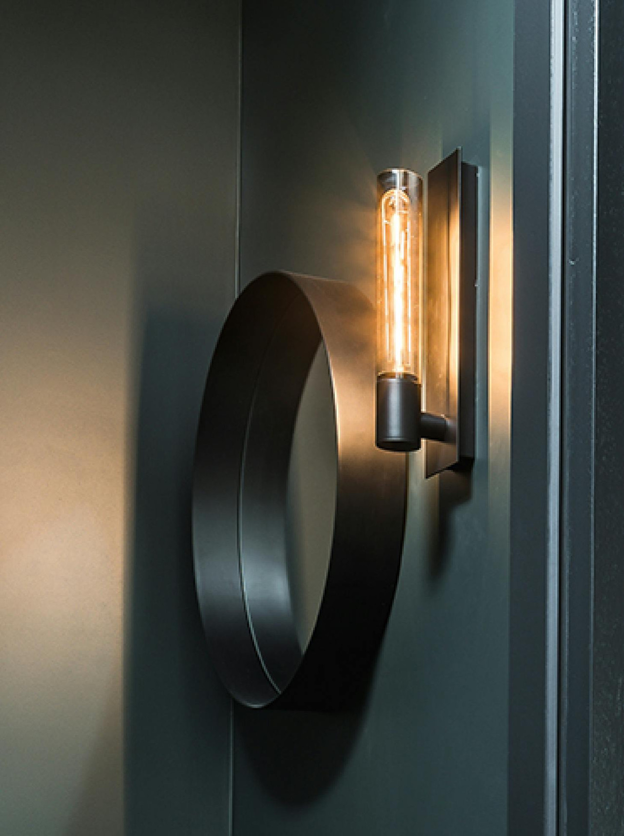 Rivington tube wandlamp zwart ontworpen door Brands-concept