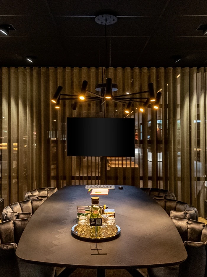 Hicks kroonluchter 10-lichts zwart ontworpen door Hip Studio