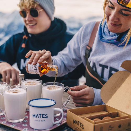 Drie chocoladeballen en 100 ml Mates Gold Rum (ChocoMates) voor de lekkerste warme chocolademelk.