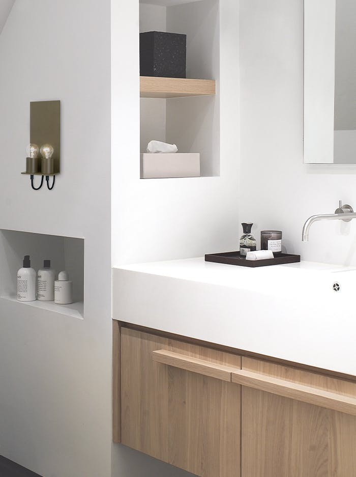 Trijnie wandlamp brons ontworpen door Piet Boon