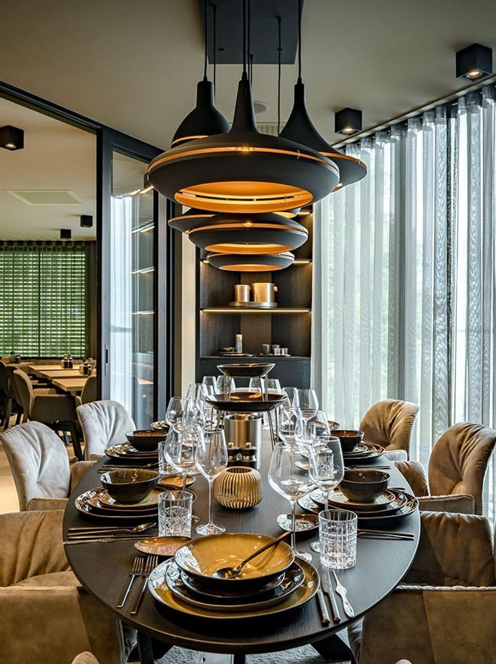 Sliced hanglamp medium zwart/goud ontworpen door Peter Kos