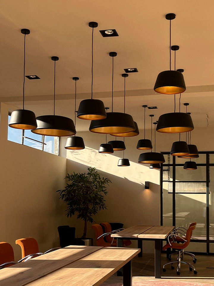 Tommy 32 hanglamp zwart/goud ontworpen door Peter Kos