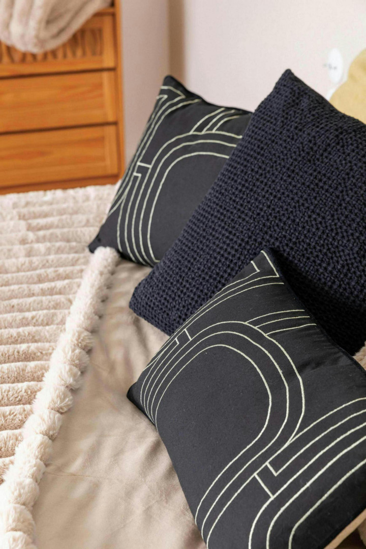 Gerecycled sierkussen Maia Caviar 45 X 45