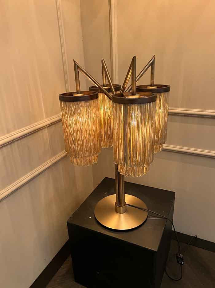 Fringes tafellamp brons ontworpen door Patrick Russ