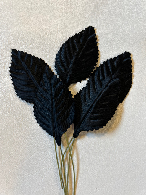 Incorporate black leaves into your corsage for a luxurious and opulent appearance that exudes elegance and sophistication.