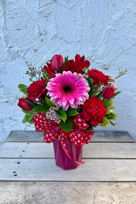 Chantilly lace and a pretty face
And a ponytail hangin' down
A wiggle in her walk and a giggle in her talk
Make the world go 'round