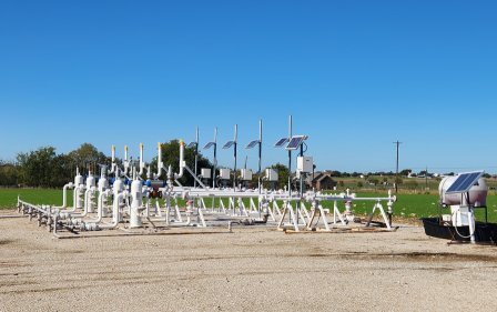 Image © R Curtis | Solar-powered instrumentation system in a Class 1 Division 2 oil and gas facility with multiple C1D2-rated solar panels.