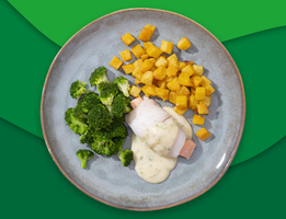 Tongschar-zalmrol in citroensaus met gebakken aardappeltjes en broccoli