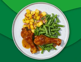 Zoet-pittige drumsticks met gebakken krieltjes met spek, ui en sperziebonen