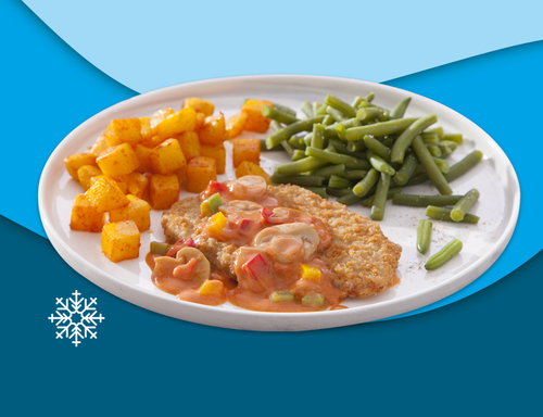 Schnitzel stroganoff, gebakken aardappelen en sperziebonen