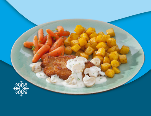 Kipschnitzel, gebakken aardappelen en wortelen met peterselie