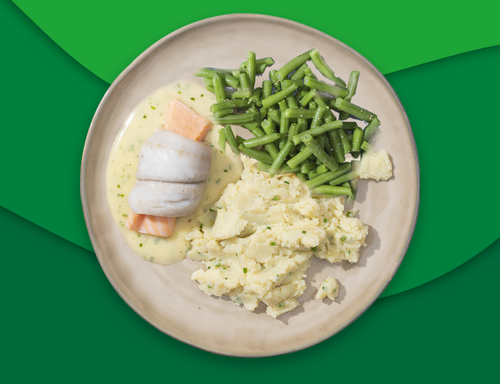 Tongschar-zalmrol met tuinkruidensaus, puree en snijbonen