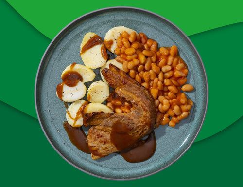 Speklap met jus, aardappelen en witte bonen in tomatensaus