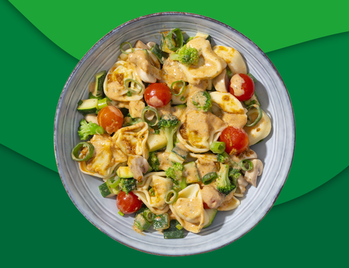 Tortellinischotel met rode pesto, courgette en broccolid