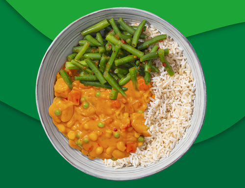 Rode groentecurry met rijst en sambalboontjes