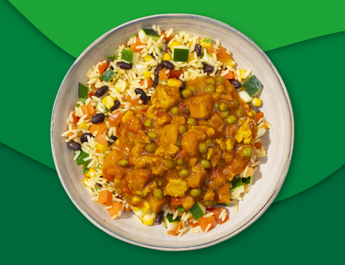 Rode groentecurry en rijst met tomaat, wortel en courgette