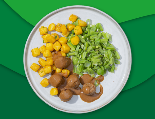 Vegetarische balletjes in satèsaus, gebakken krieltjes met ui en snijbonen