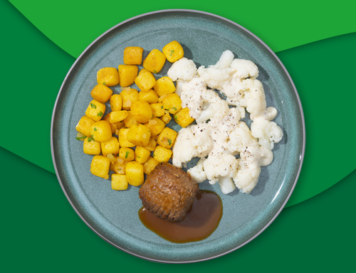 Vegetarische bal met jus, krieltjes met ui en bloemkool met kaassaus