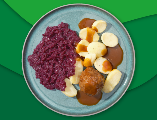 Vegetarische bal met jus, aardappelen en rode kool met appel