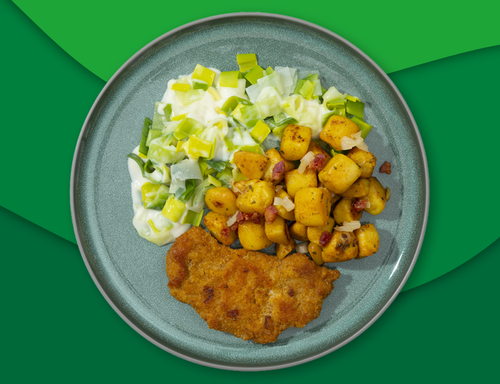 Kipdijschnitzel met gebakken krieltjes met spek, ui en prei à la crème