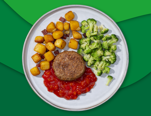 Runderhamburger met gevulde paprikasaus, krieltjes met spek, ui en broccoli