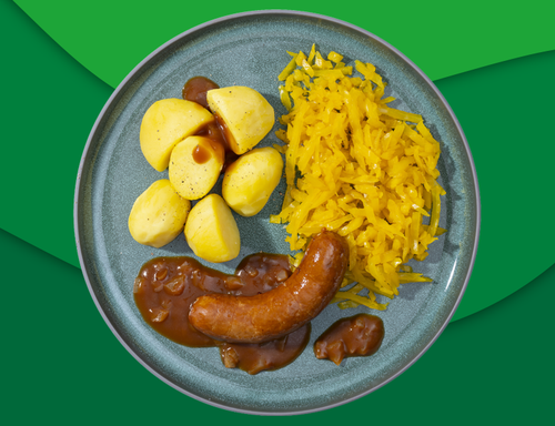 Varkenssaucijs met uienjus, aardappelen en witte kool met kerrie en appelstukjes