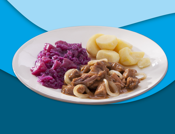 Runderhachee, gekookte aardappelen en rode kool met appel