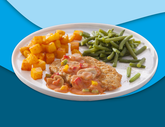 Schnitzel stroganoff, gebakken aardappelen en sperziebonen
