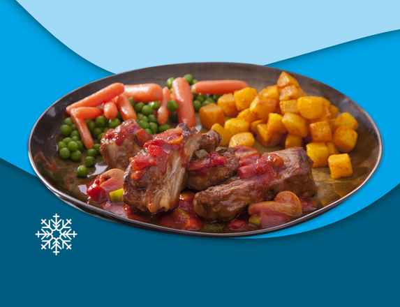 Spareribs, gebakken aardappelen en wortel met doperwten