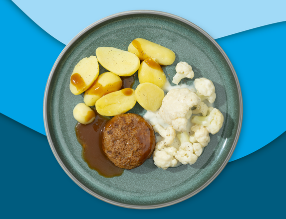Twentse gehaktbal, gekookte aardappelen en bloemkool a la créme