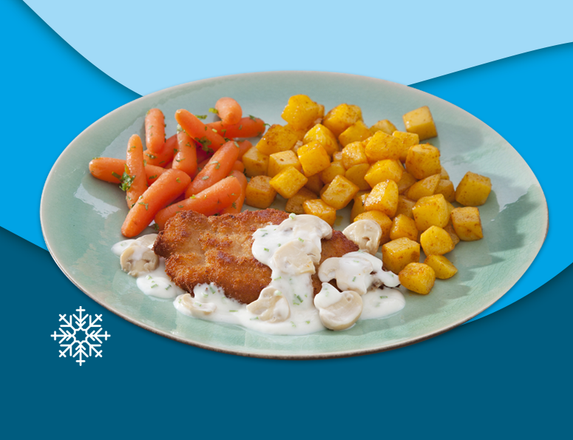 Kipschnitzel, gebakken aardappelen en wortelen met peterselie