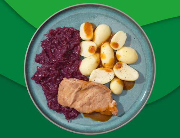 Varkensfiletlap met mosterdjus, aardappelen en rode kool met appel