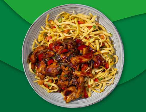 Kipdijstukjes in ketjapsaus met bami