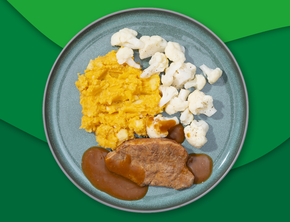 Varkensfiletlap met mosterdjus, zoete aardappelpuree en bloemkool
