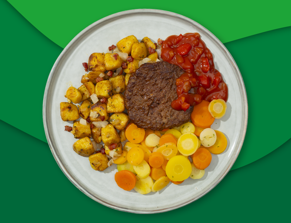 Runderhamburger met gevulde paprikasaus, gebakken krieltjes met spek, ui en wortelmix