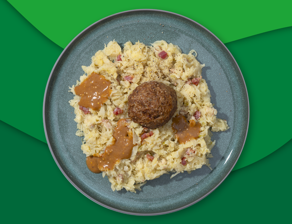 Rundergehaktbal met mosterdjus en stamppot zuurkool met spek