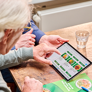 U kiest uw maaltijden online, per telefoon of via de papieren bestellijst