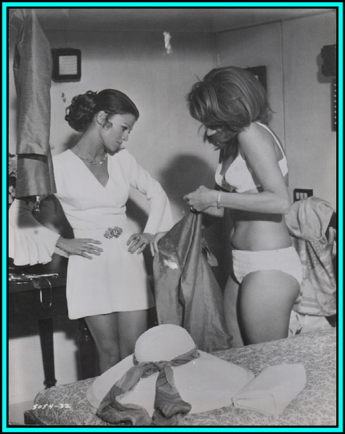 JULIE CHRISTIE & PAOLA PITAGORA in "In Search of Gregory" - Original Vintage Photo 1969 JULIE CHRISTIE & PAOLA PITAGORA in "In Search of Gregory" - Original Vintage Photo 1969