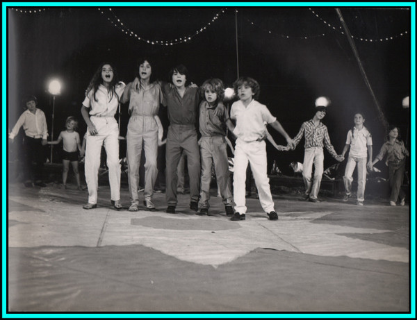 YOLANDA VENTURA & TINO FERNANDEZ in "Los Parchis Contra el Inventor Invisible" - Photo 1981