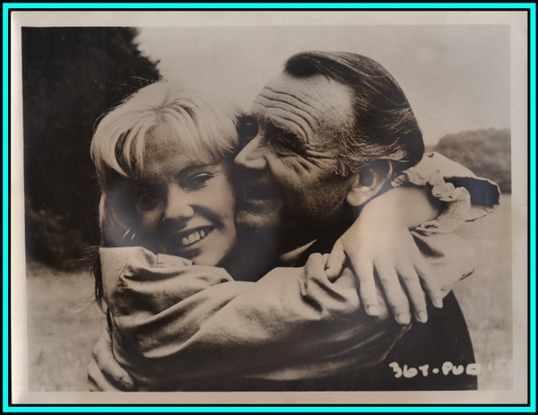 HAYLEY MILLS & JOHN MILLS in "Sky West and Crooked" - Original Vintage Photo 1966