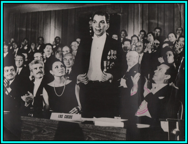 MARIO MORENO (CANTINFLAS) in "Su Excelencia" - Original Vintage Photo 1967