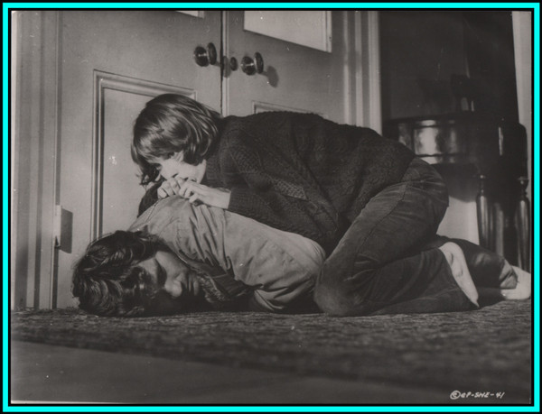 MIA FARROW & BRIAN RAWLINSON in "See No Evil" - Original Vintage Photograph 1971